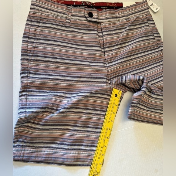 Brooks Brothers multi-stripe sear sucker mens 9” inseam shorts Sz-32. NWT T7 - Picture 12 of 12